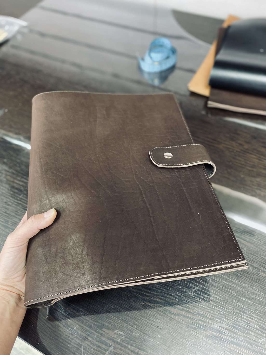 Кожаная папка с карманами, для бумаг на кнопке, фактурная кожа