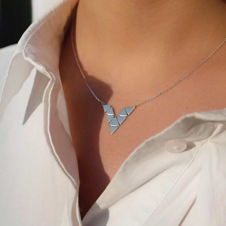 Подвеска с треугольным орнаментом