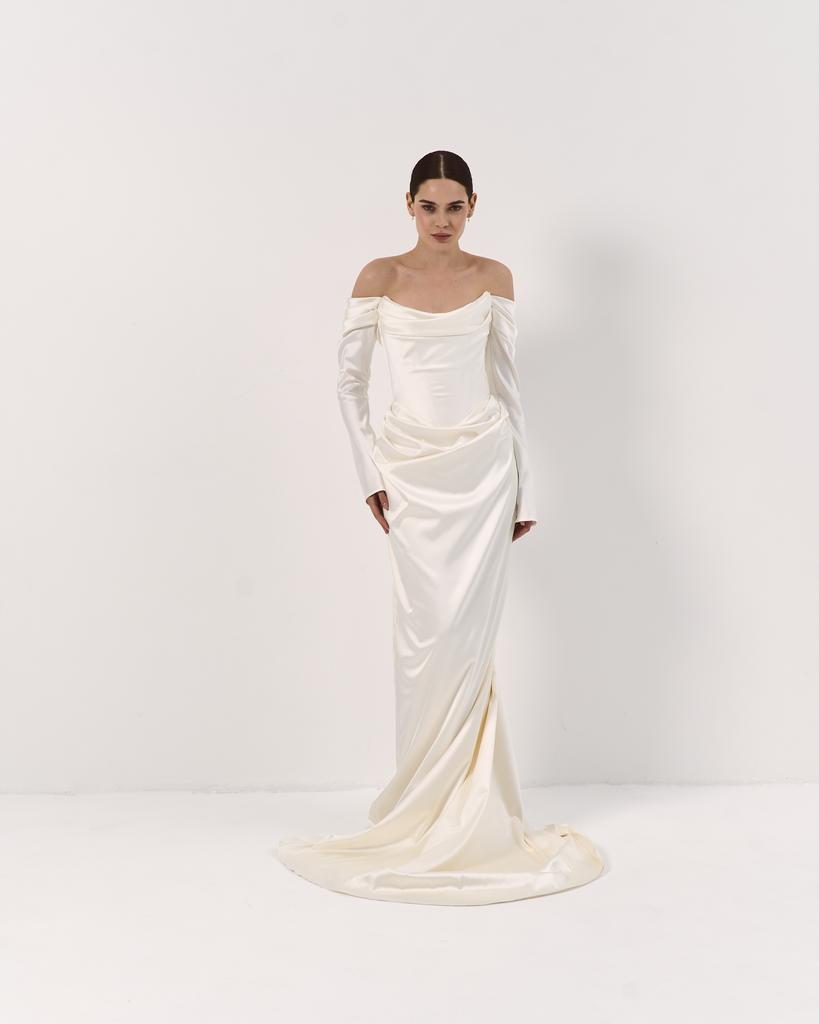 Платье с удлиненным корсетом, драпировками и рукавами