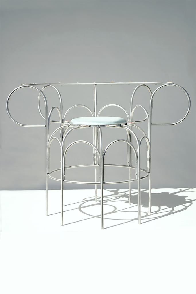 THE ARMCHAIR WITH SHELLS