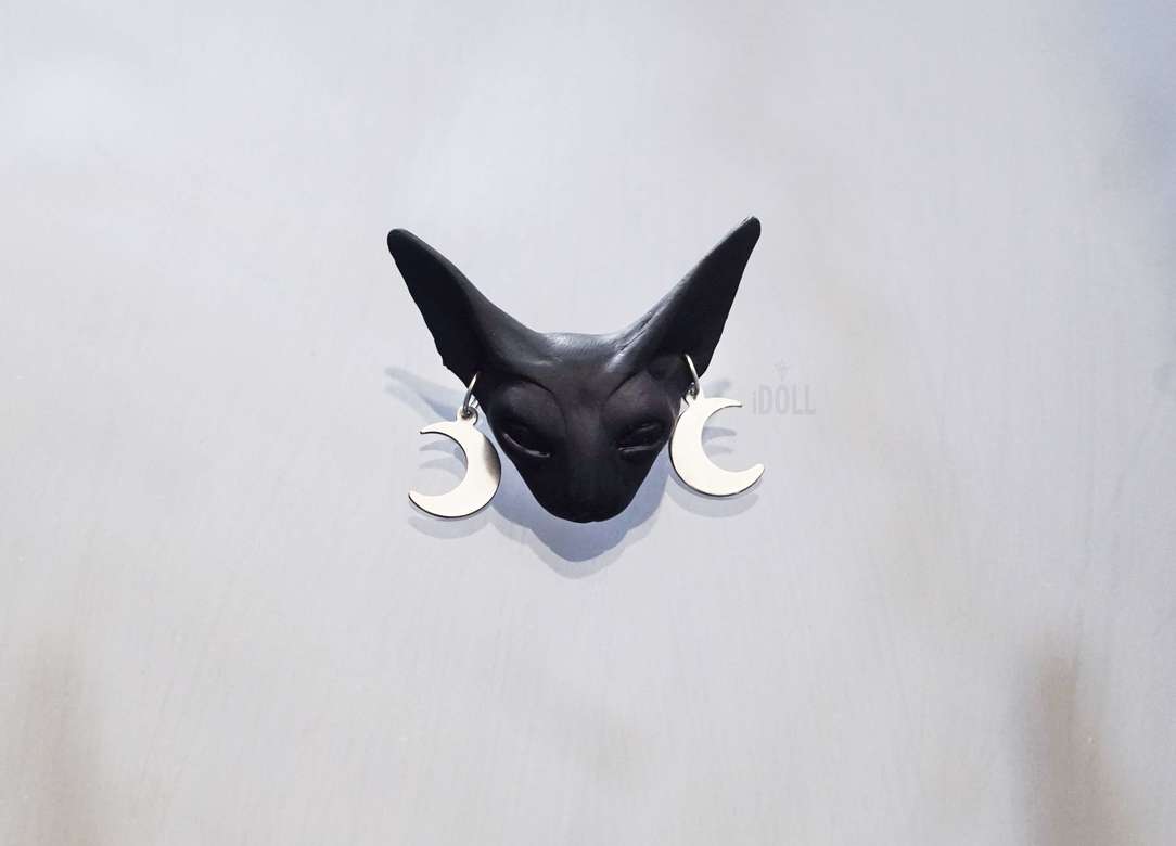 брошь чёрный сфинкс с лунами