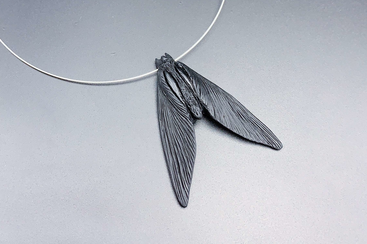 коллар чёрный мотылек