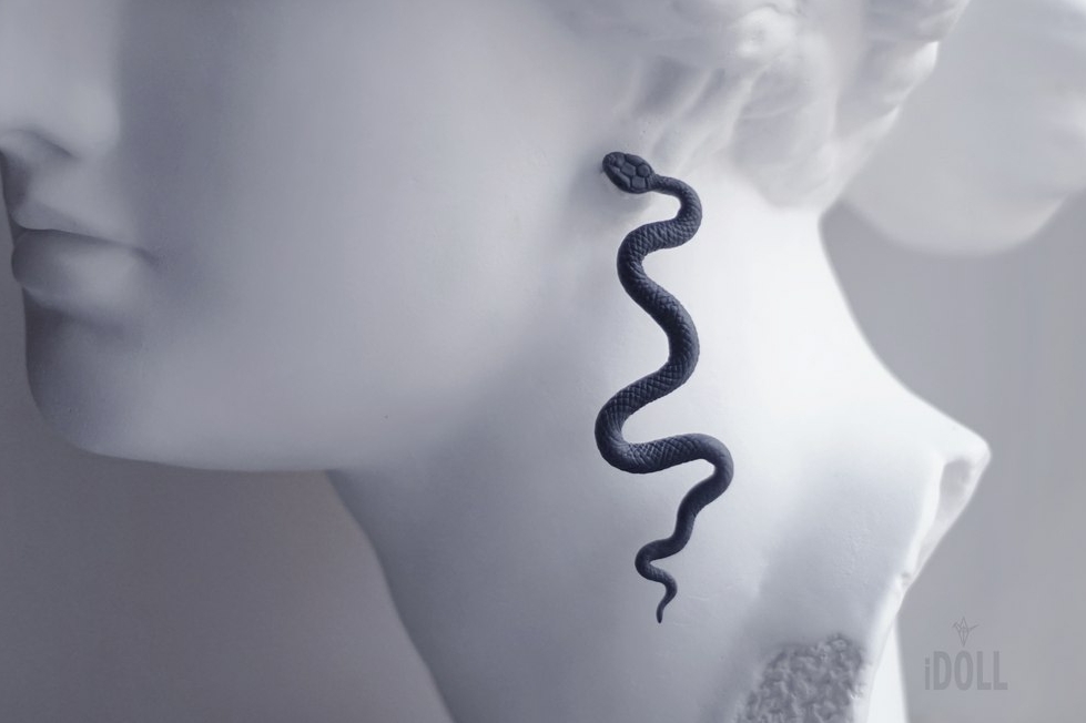 моносерьга чёрная змея