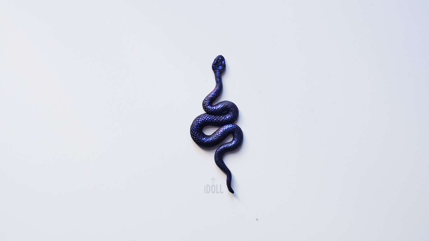 брошь чёрная переливающаяся змея