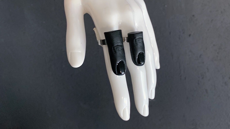 кольцо с пальцем