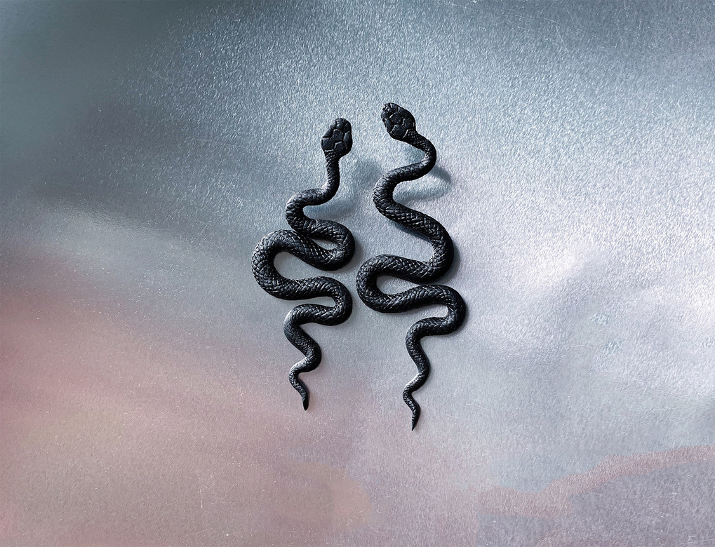 серьги черные змеи