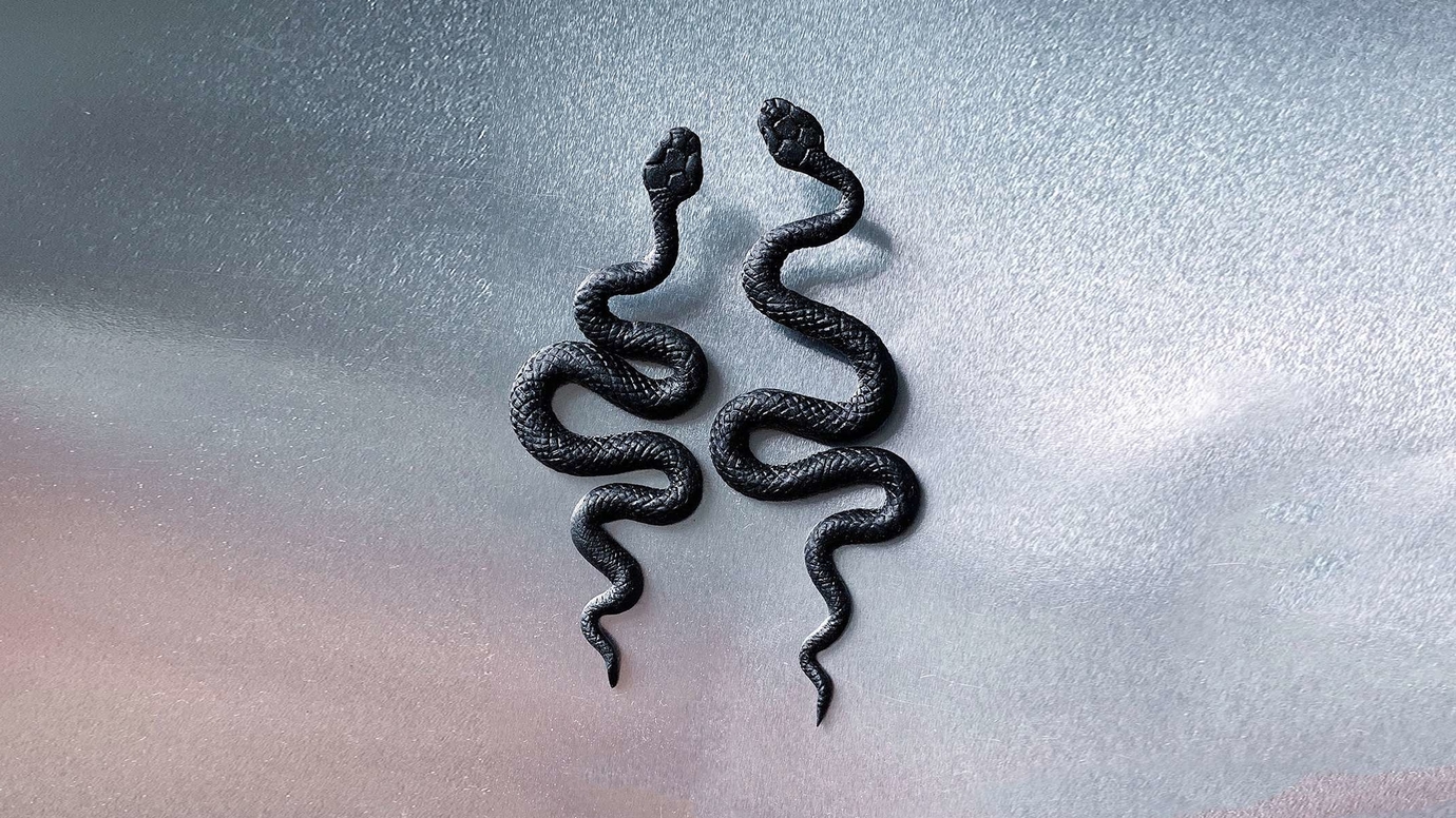 серьги черные змеи