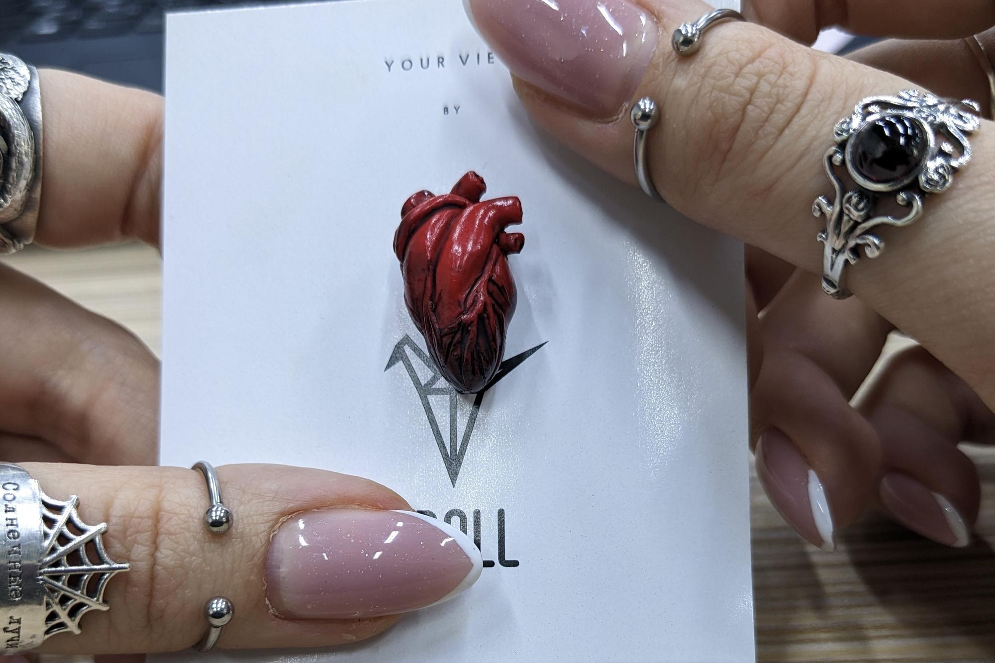 брошь красное сердце