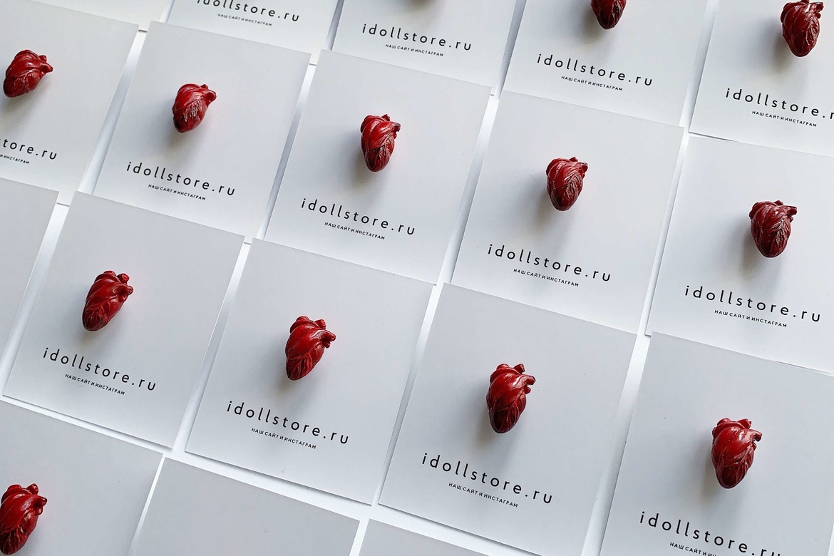 брошь красное сердце