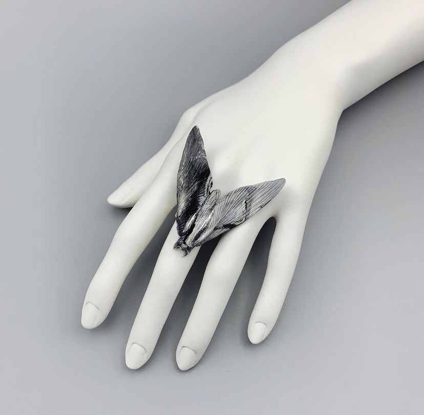 кольцо большой серый мотылек