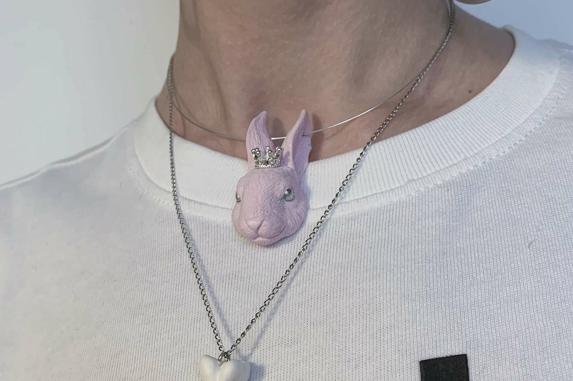 коллар с розовым кроликом и короной