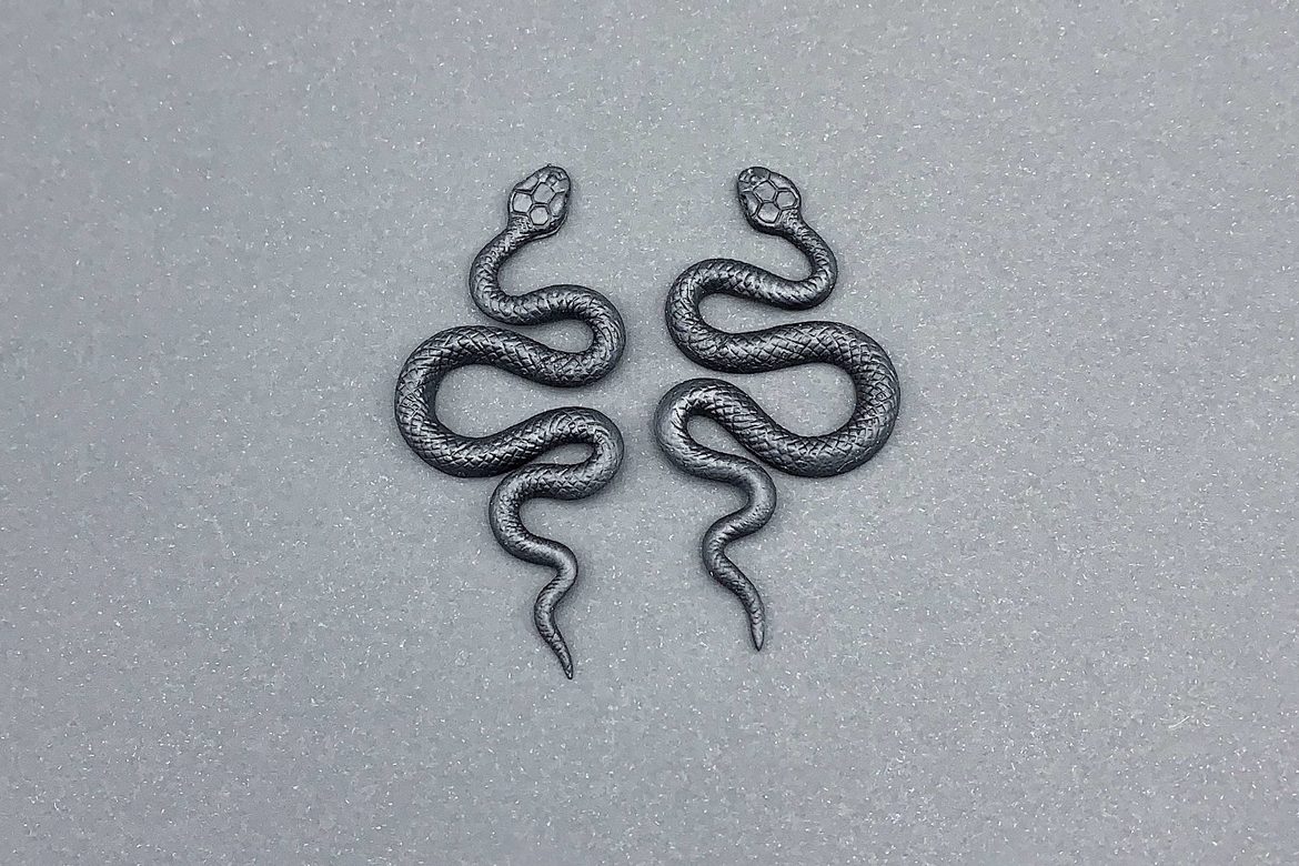 серьги черные змеи