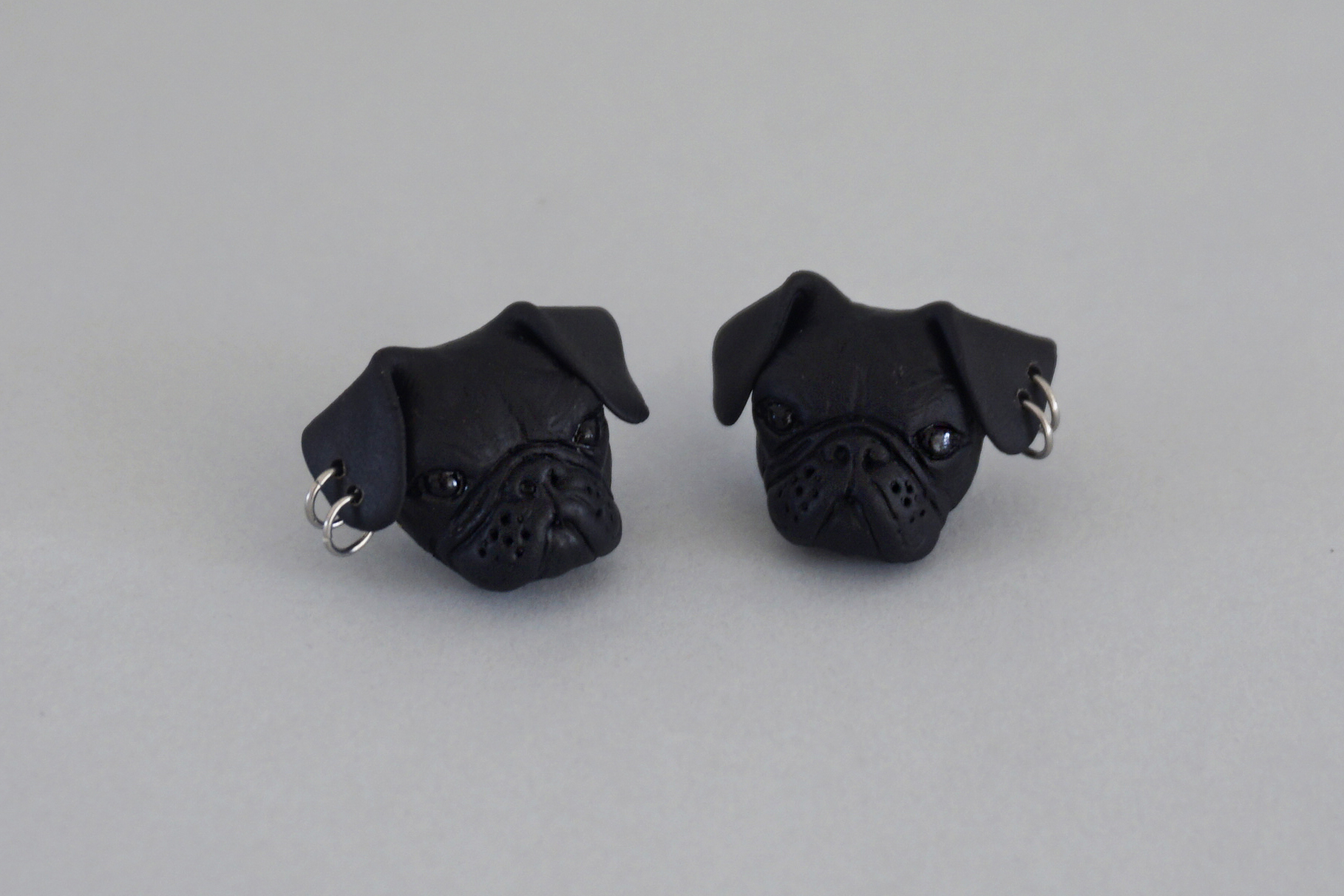 серьги черные мопсы