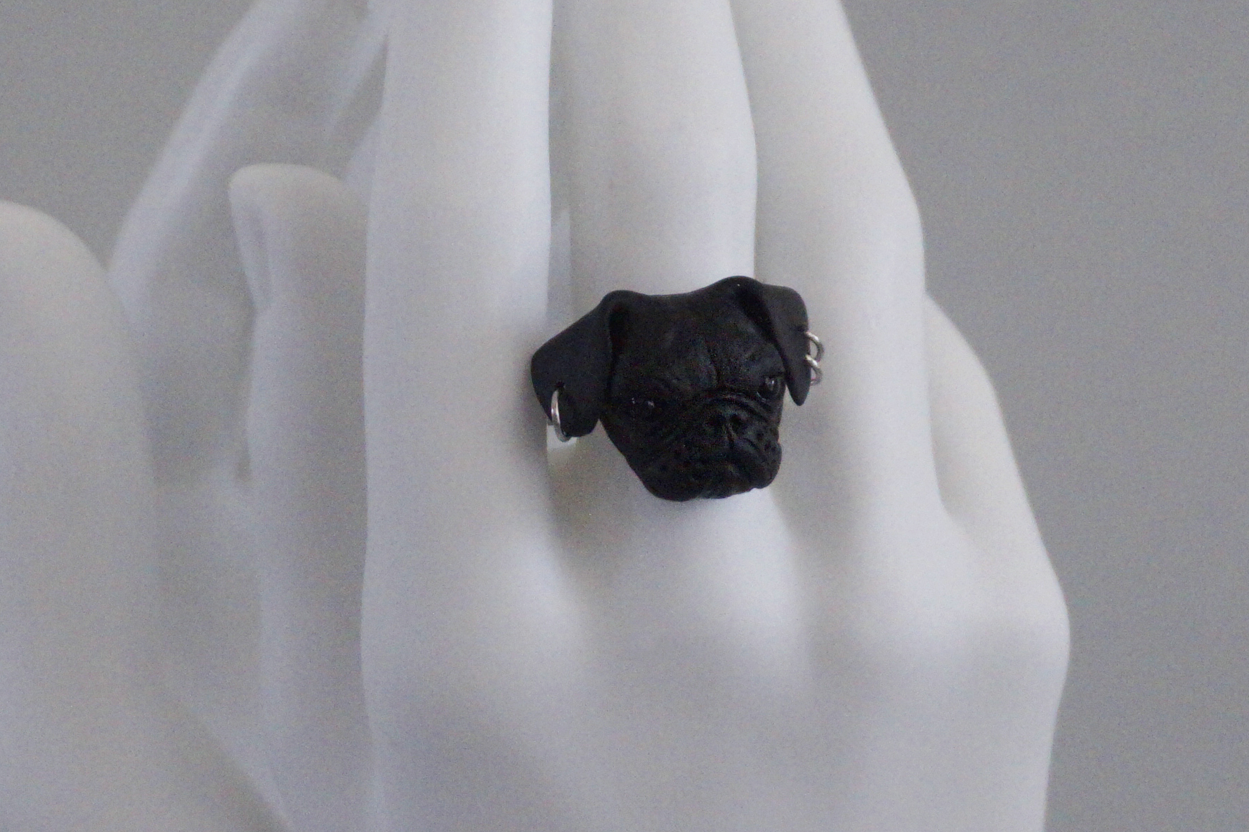 кольцо черный мопс