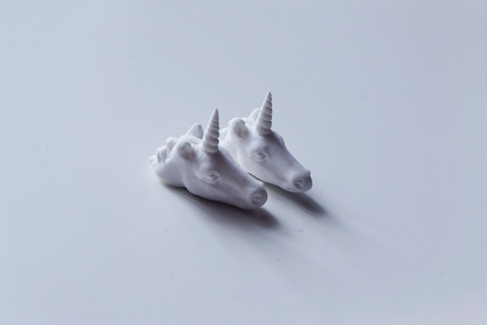 серьги белые единороги