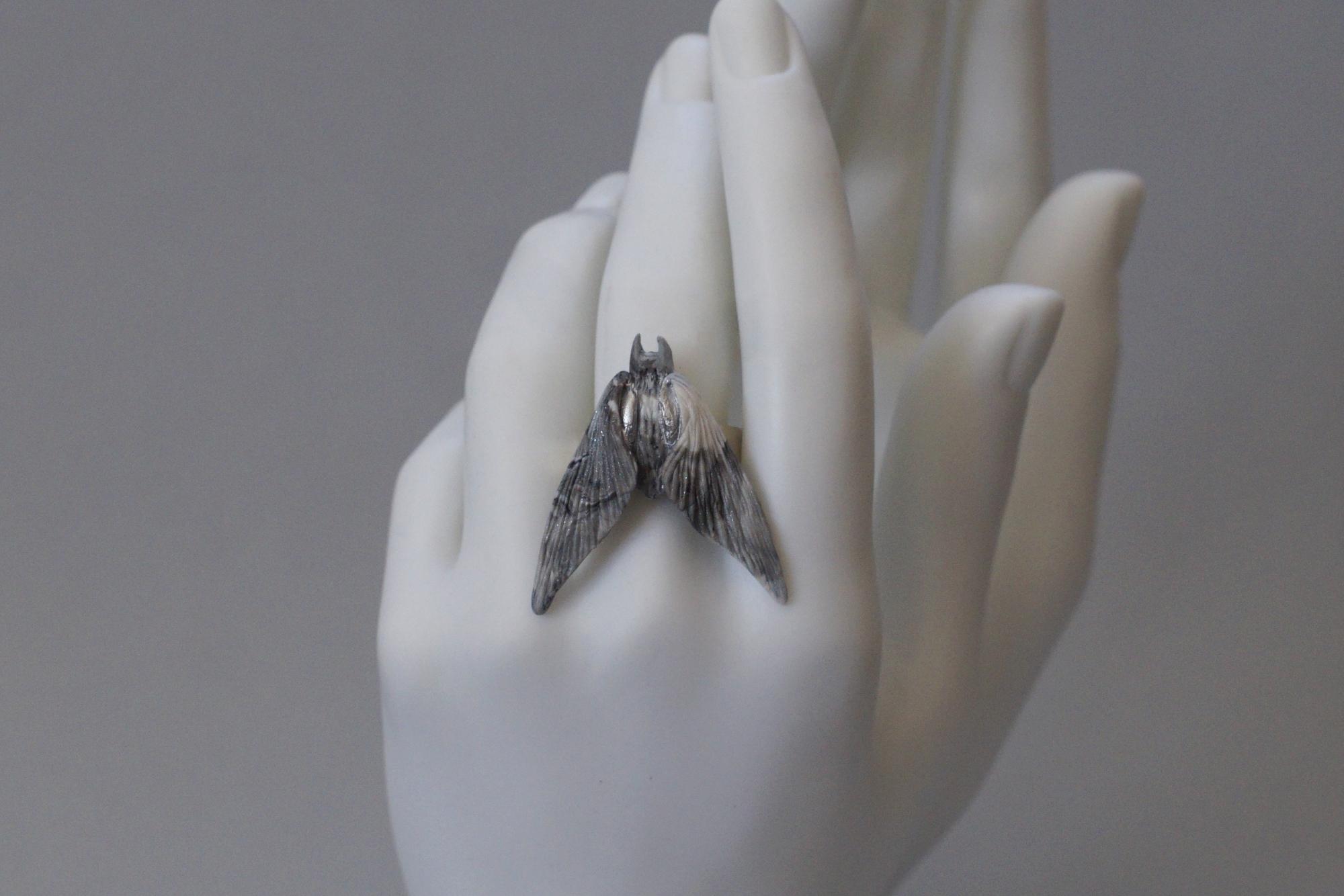 кольцо средний серый мотылек