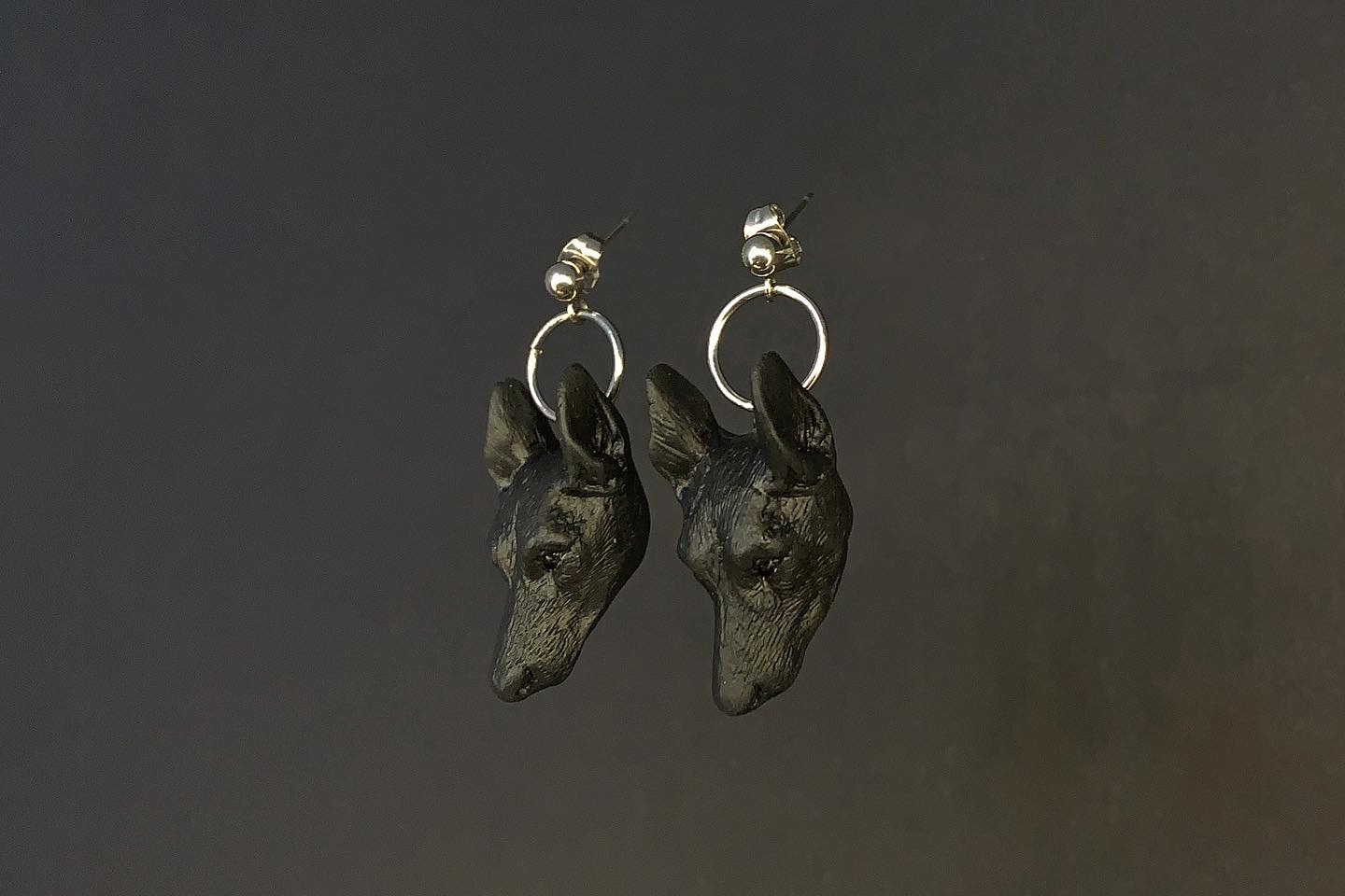 серьги черные доберманы