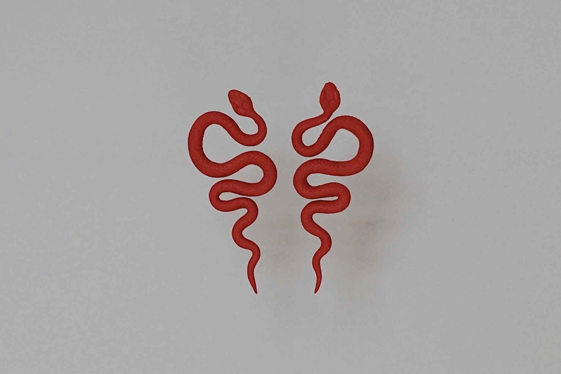 серьги красные змеи