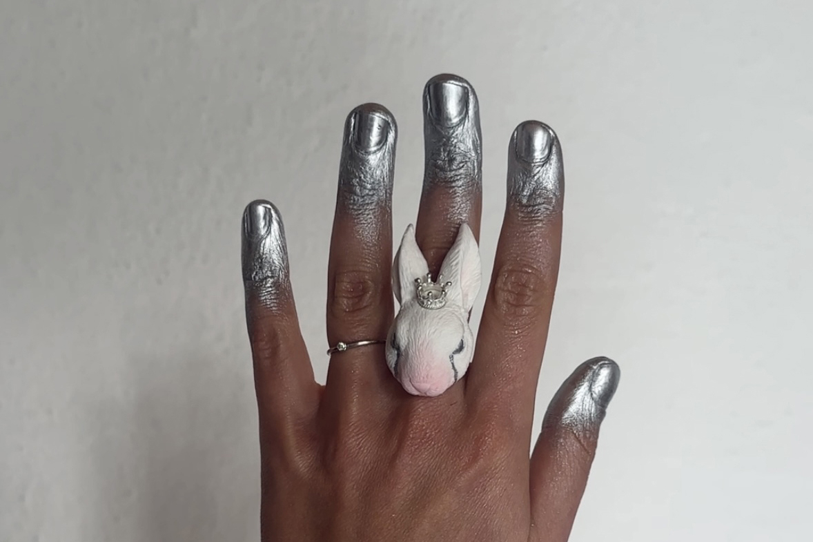 кольцо белый кролик c короной