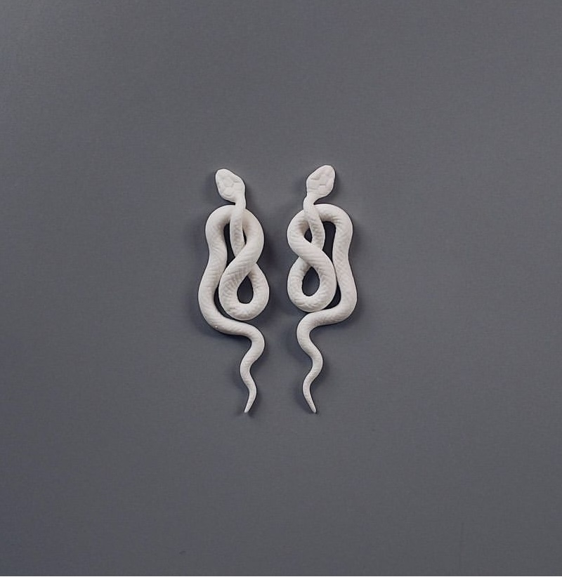 серьги белые змеи