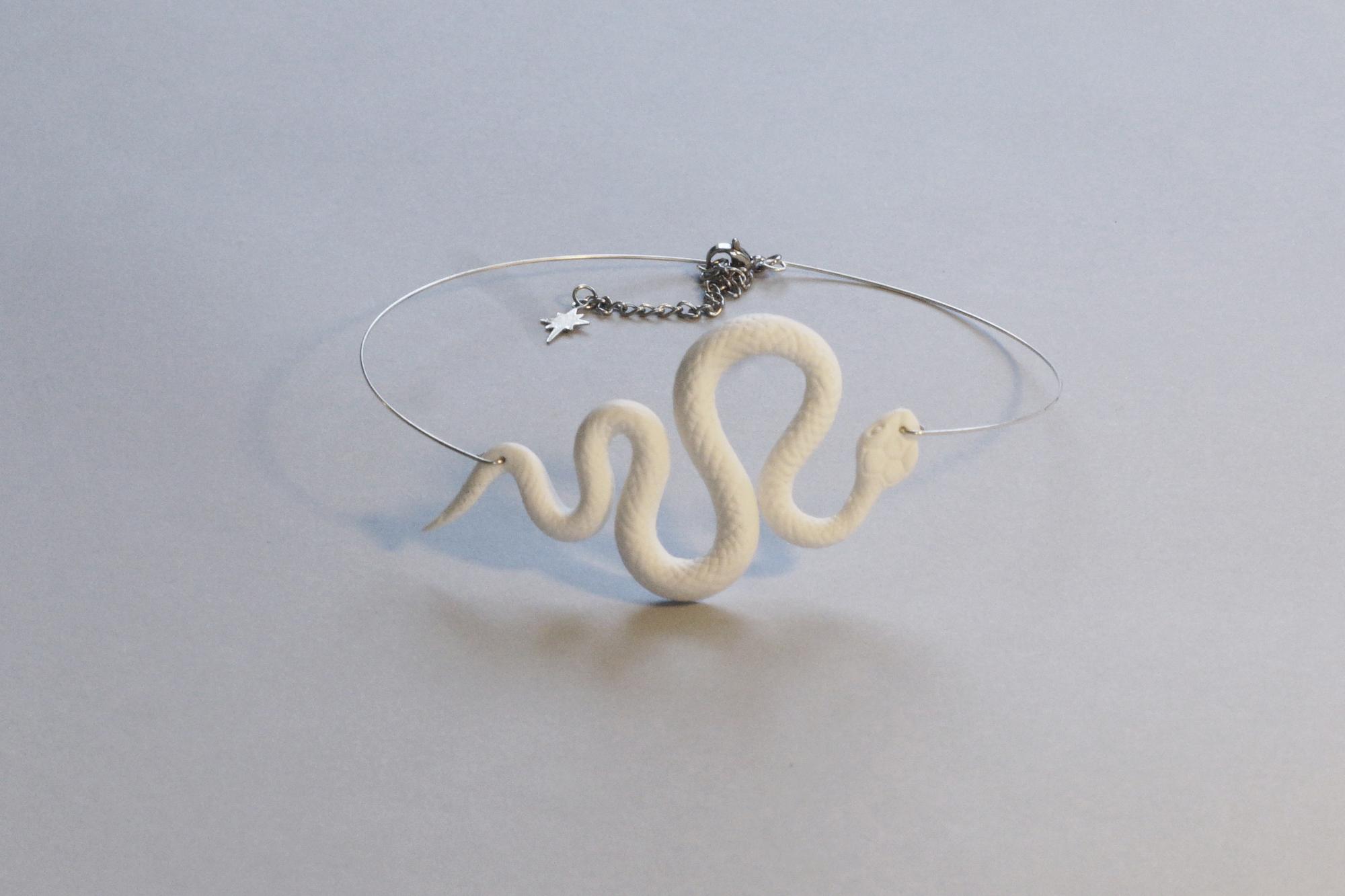 коллар со змеей белый