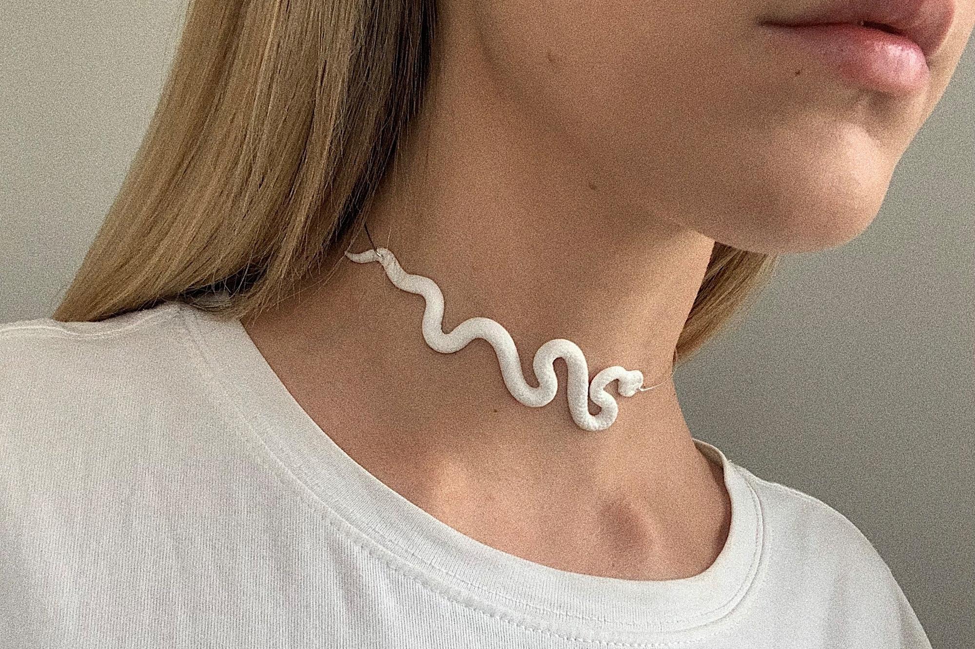 коллар со змеей №2 белый