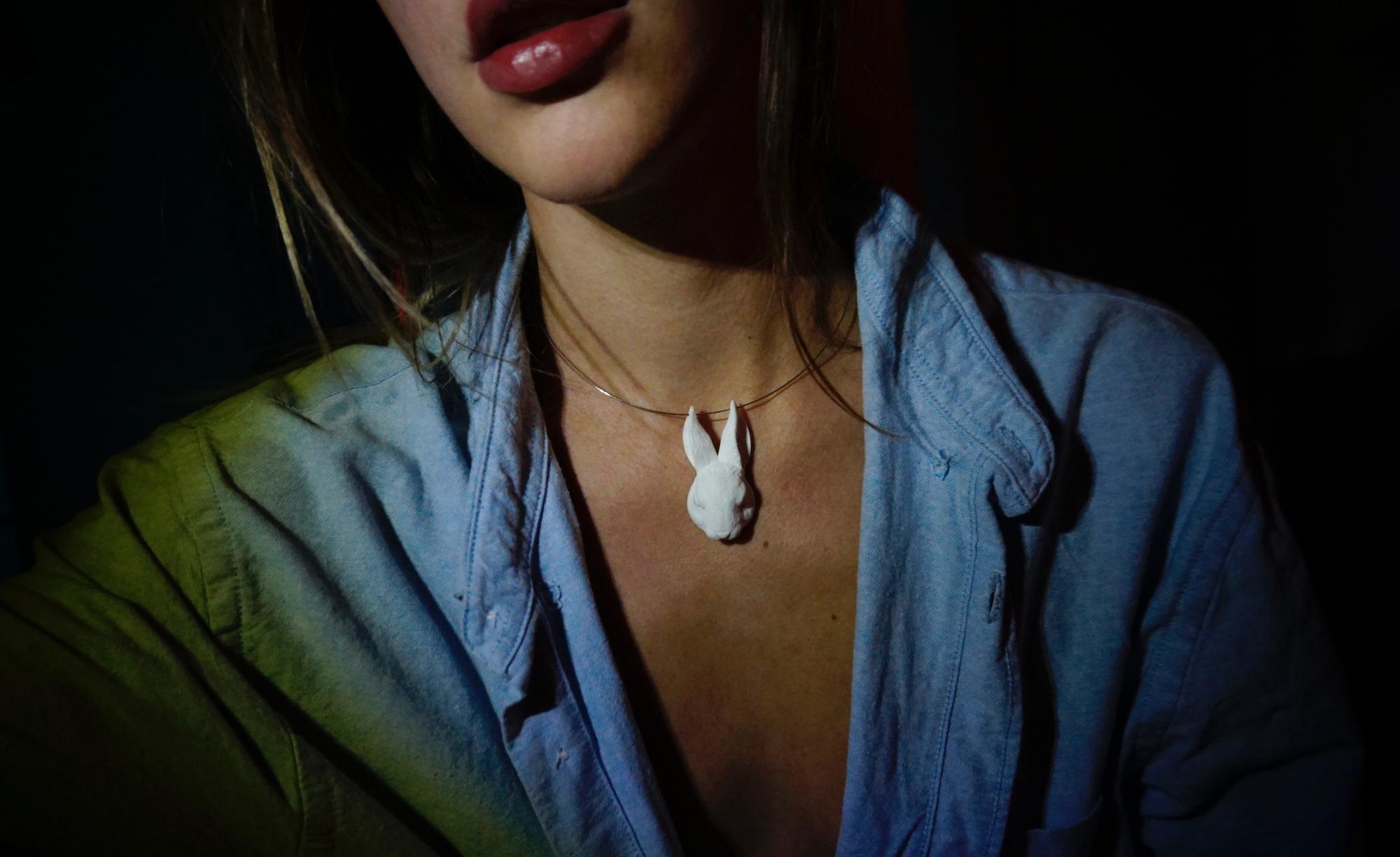 коллар с белым кроликом