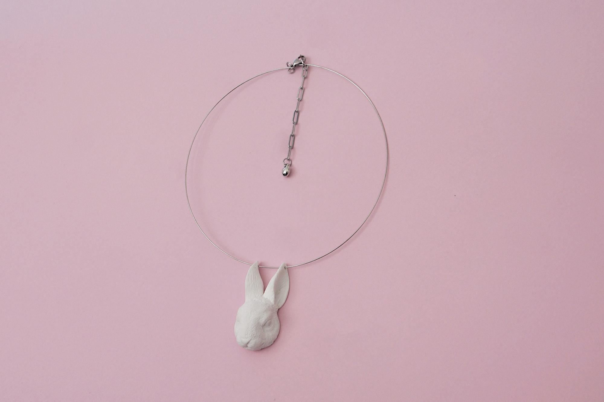 коллар с белым кроликом