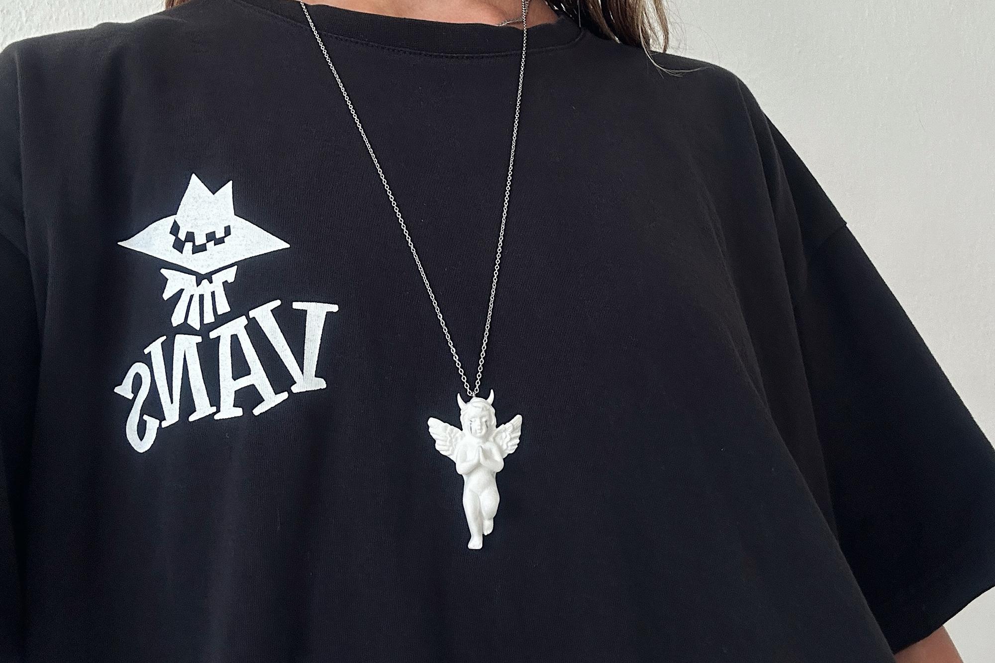 кулон белый ангел-бес