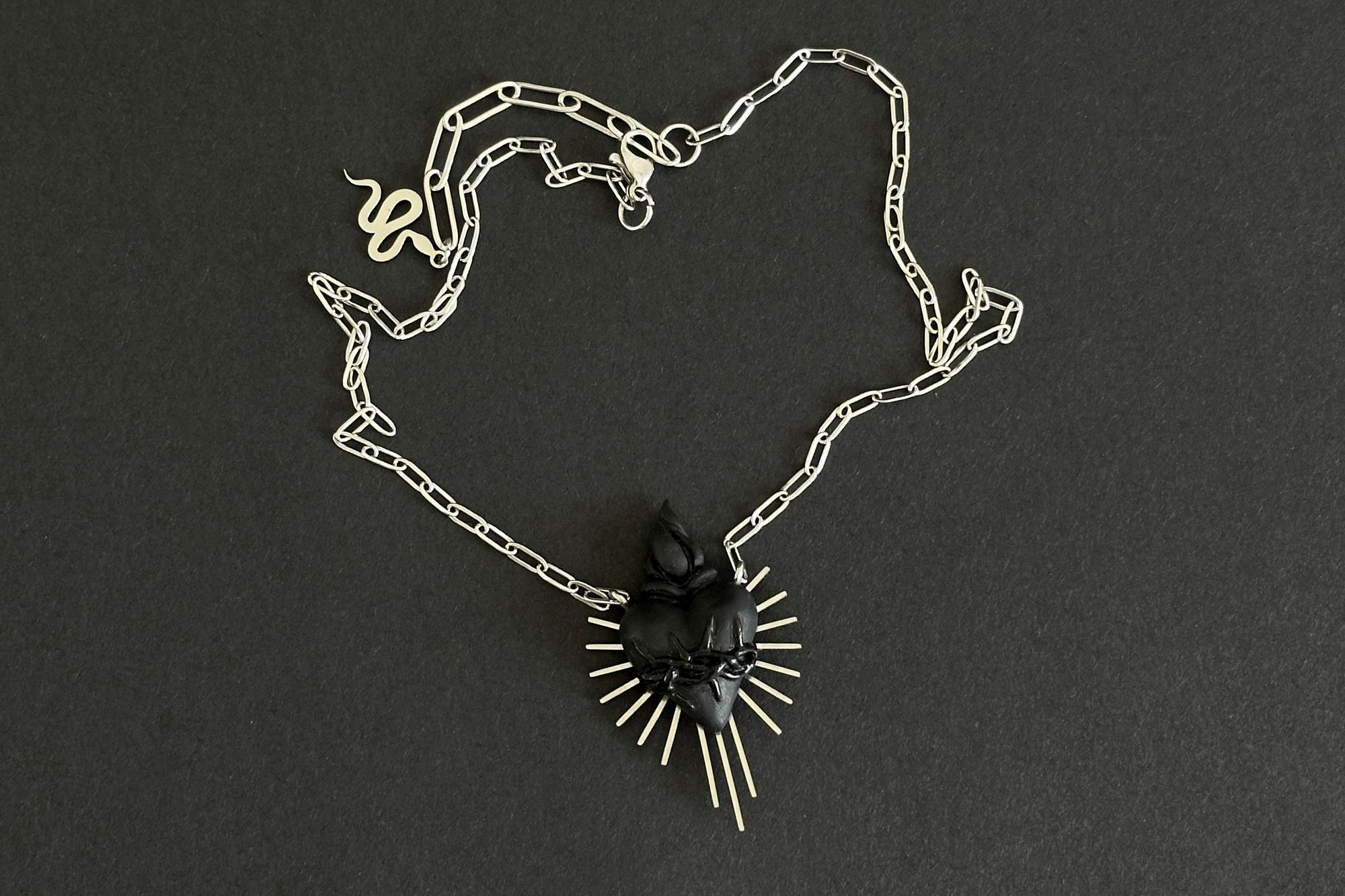 кулон горящее сердце