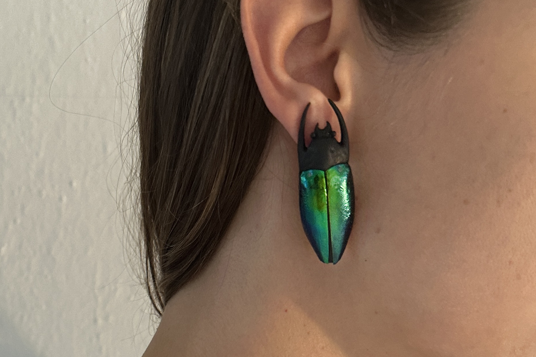 моносерьга переливающийся жук