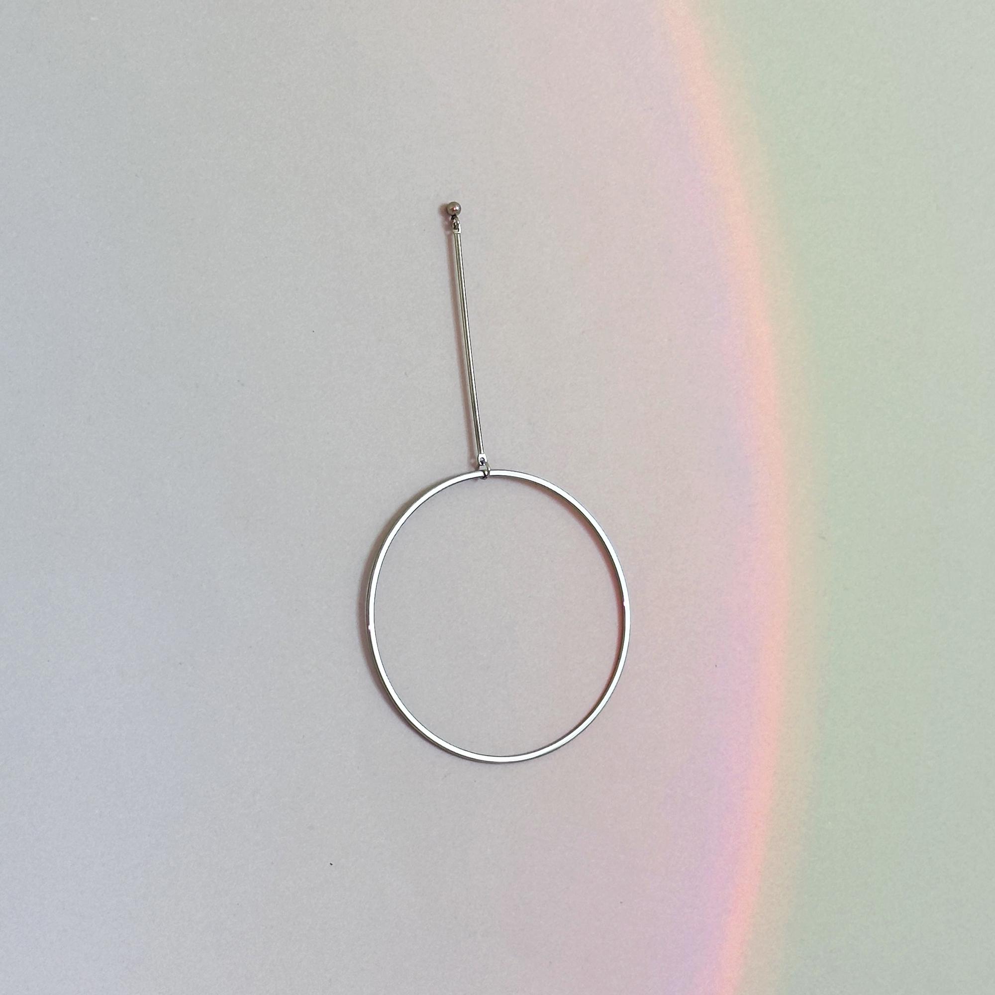 моносерьга большое стальное кольцо