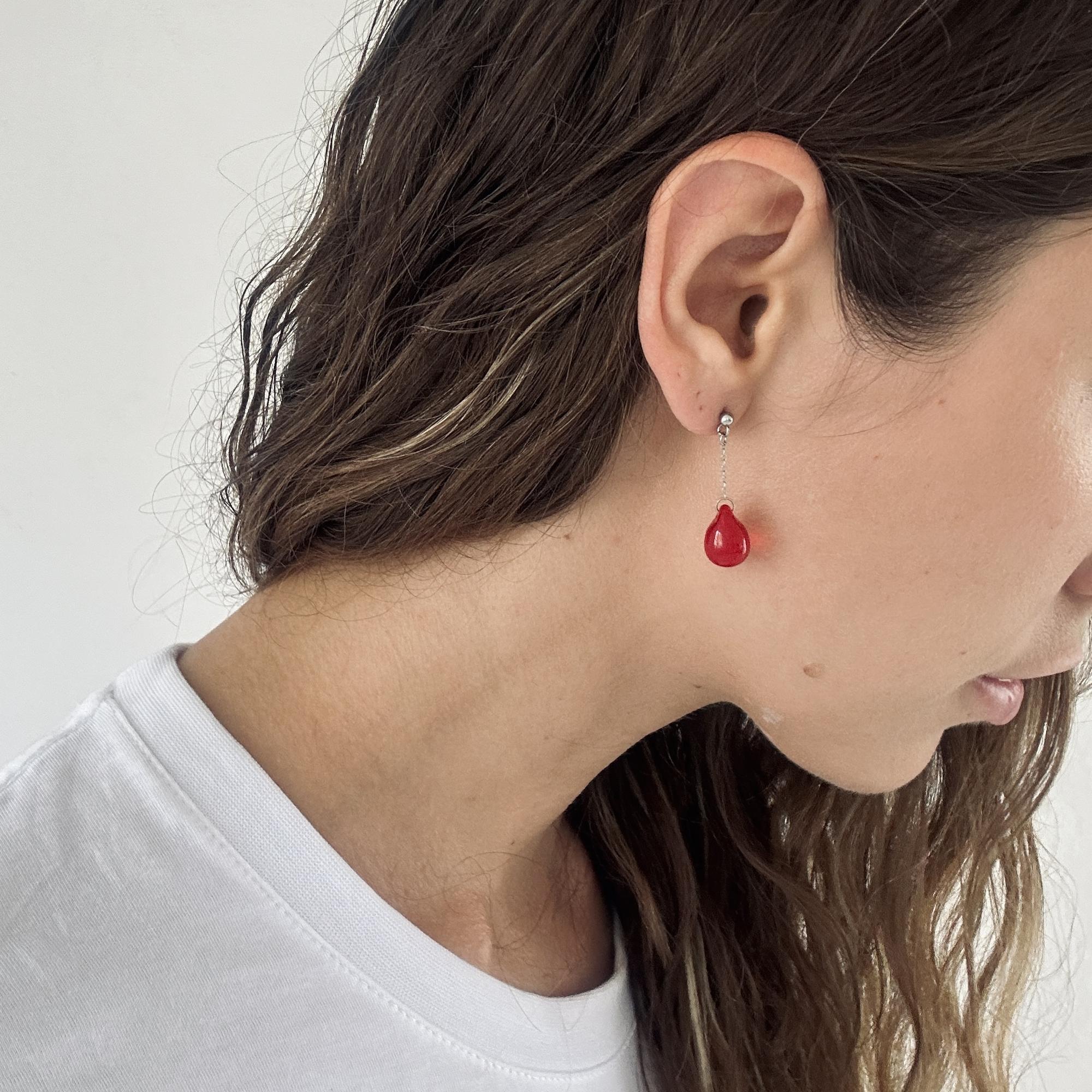 моносерьга капля крови