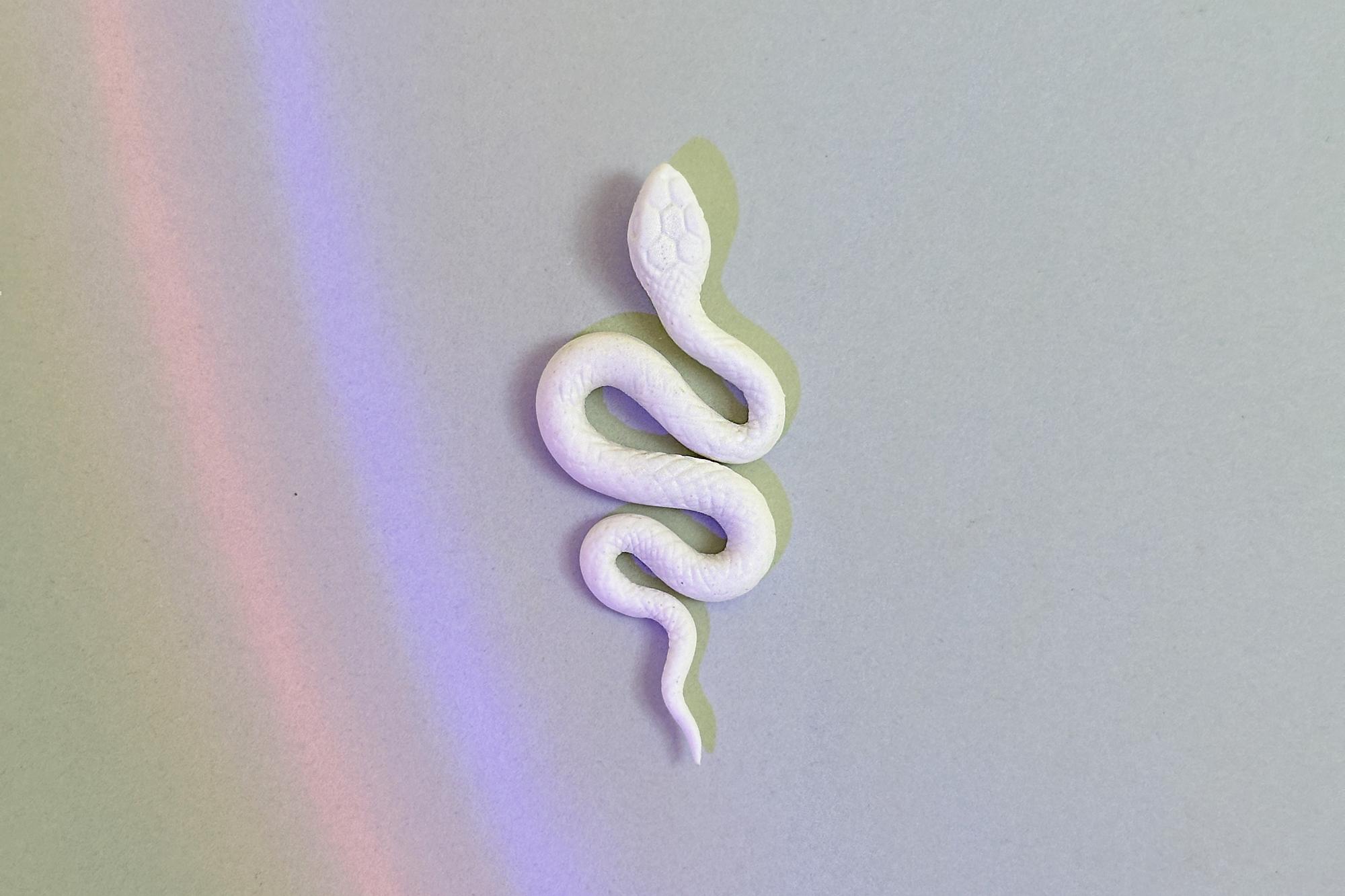 моносерьга малая белая змея