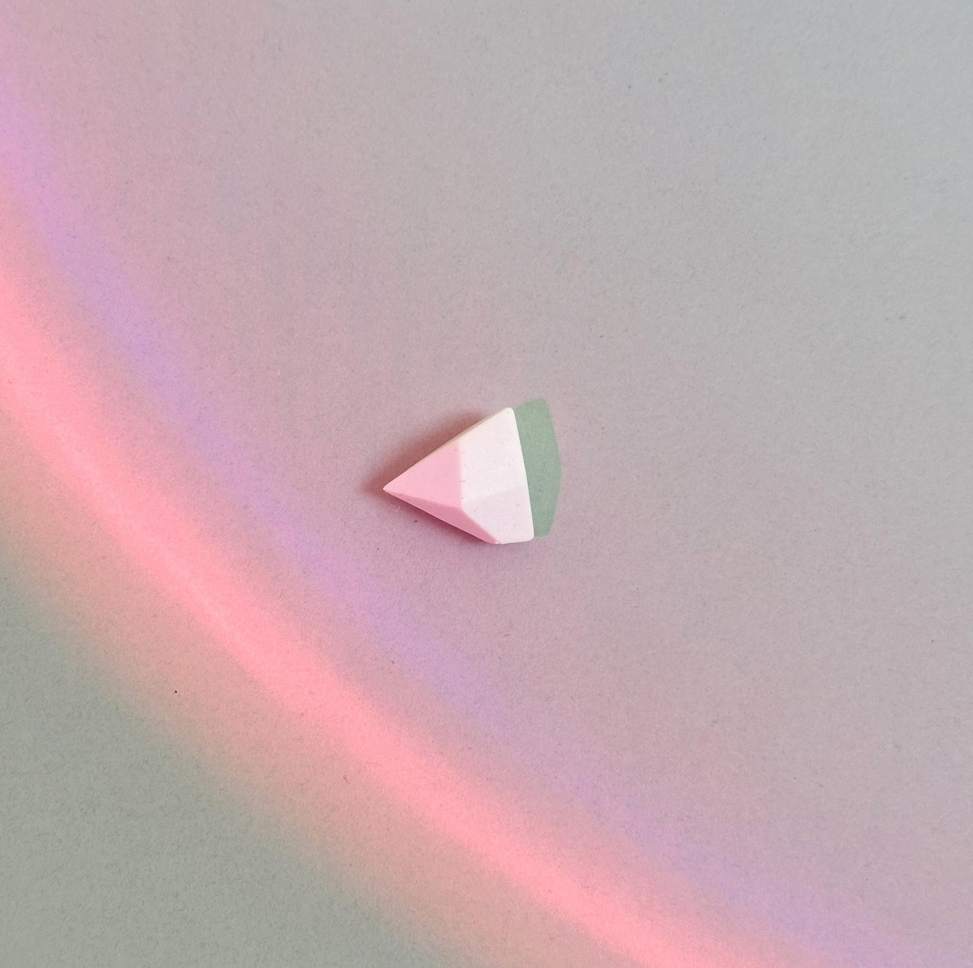 моносерьга белая грань