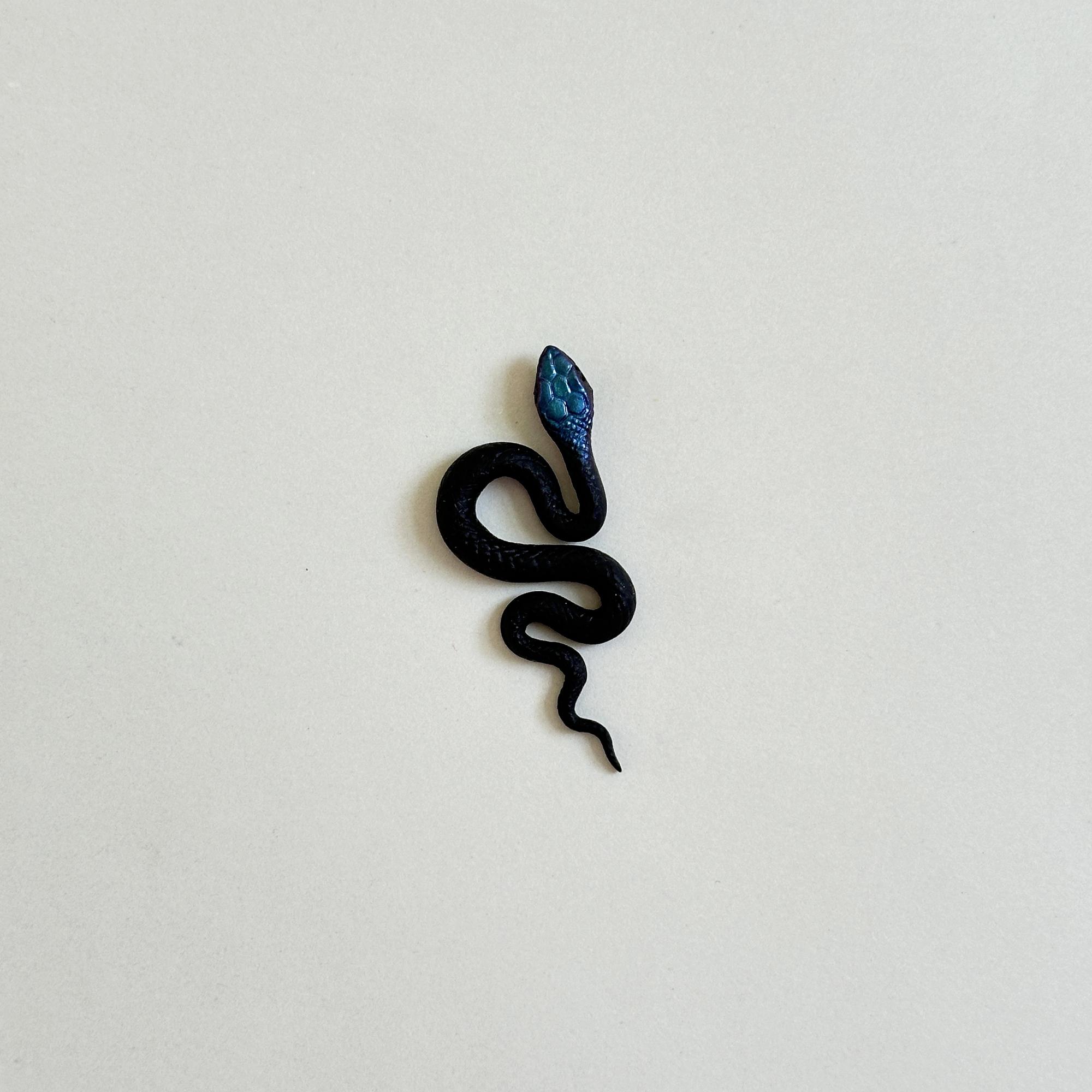 моносерьга черная малая переливающаяся змея