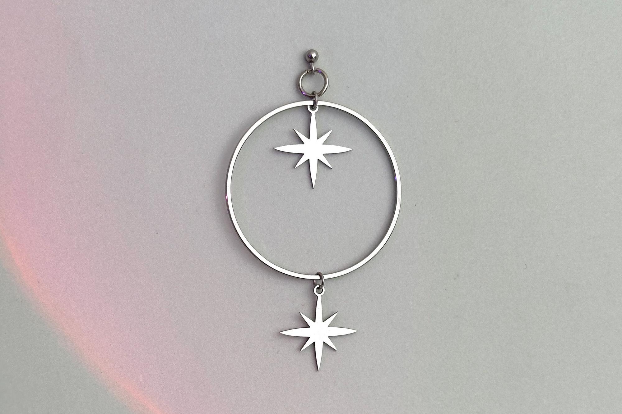 моносерьга стальное кольцо и звезды