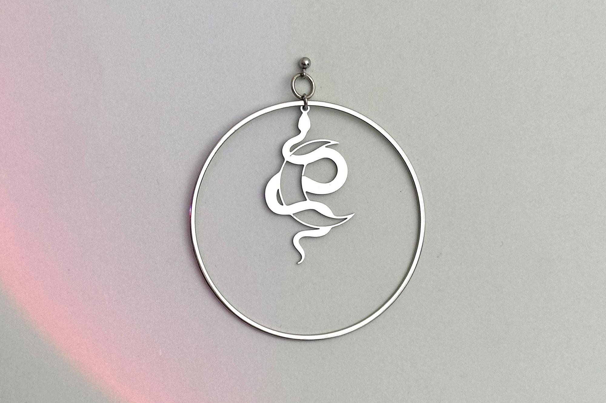 моносерьга стальное кольцо и змея