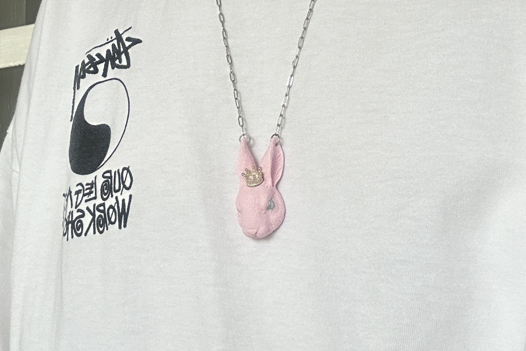 кулон розовый кролик