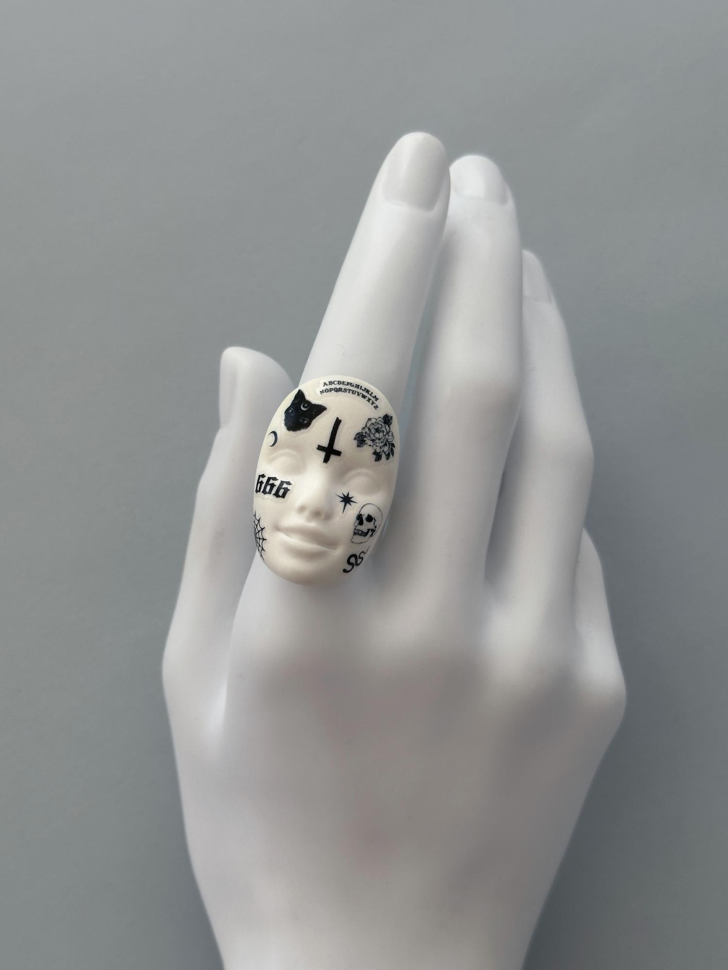 кольцо лицо с татуировками