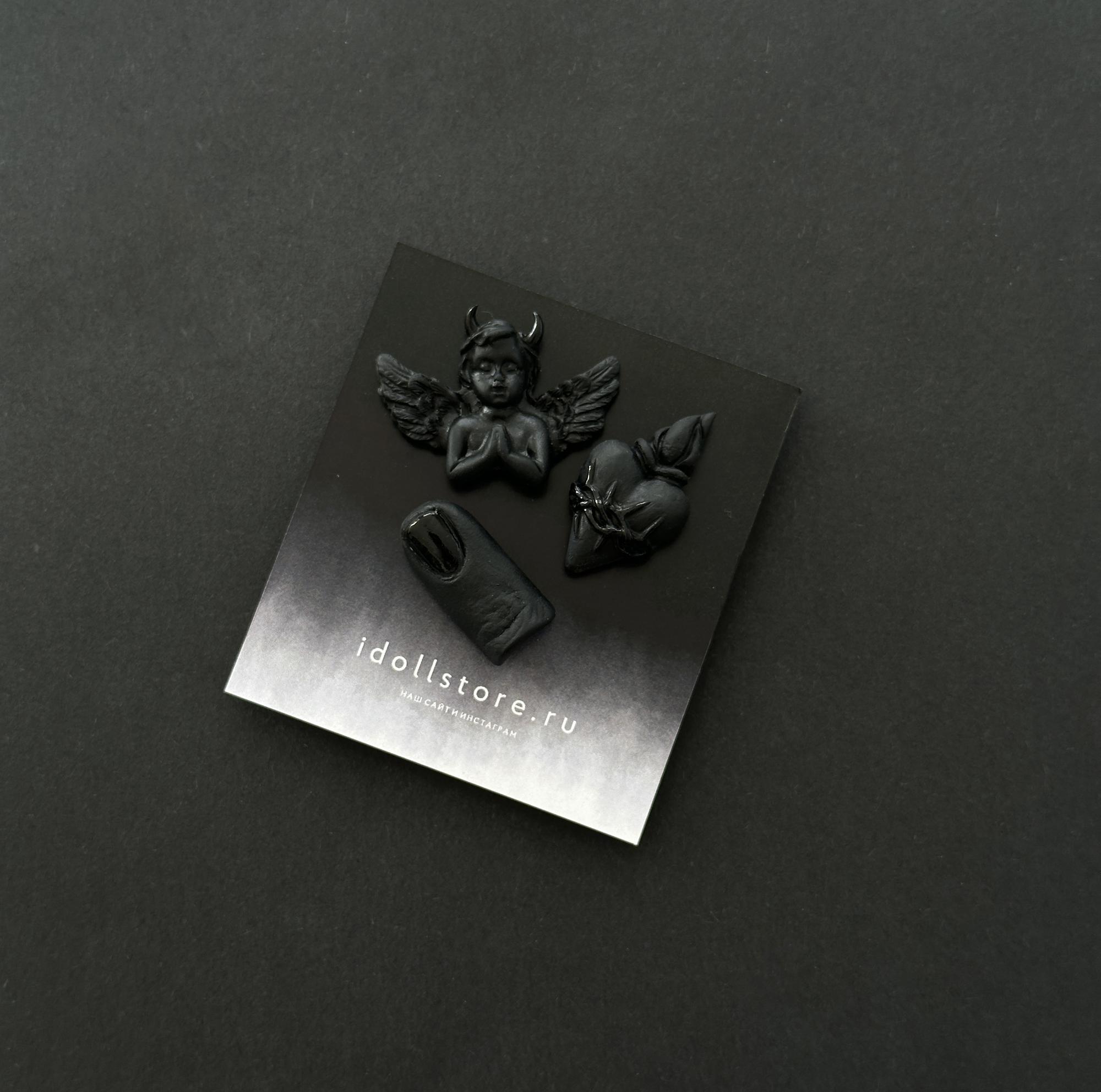 комплект брошей с ангелом, сердцем и пальцем