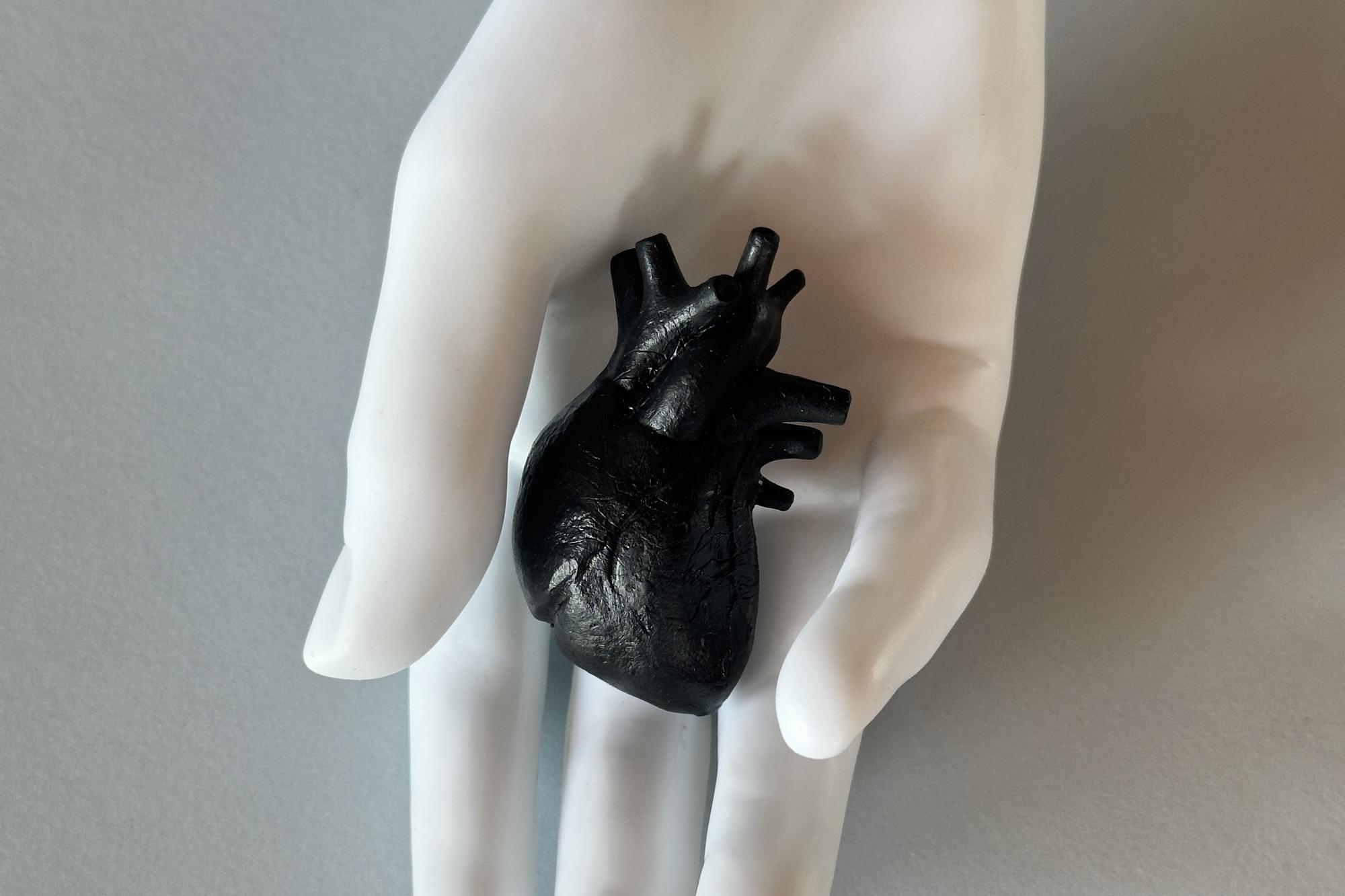 брошь большое темное сердце