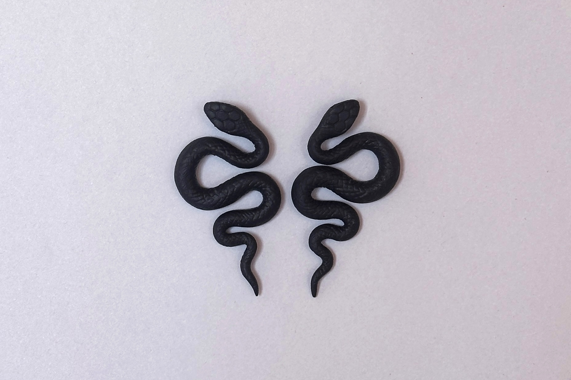 серьги малые черные змеи
