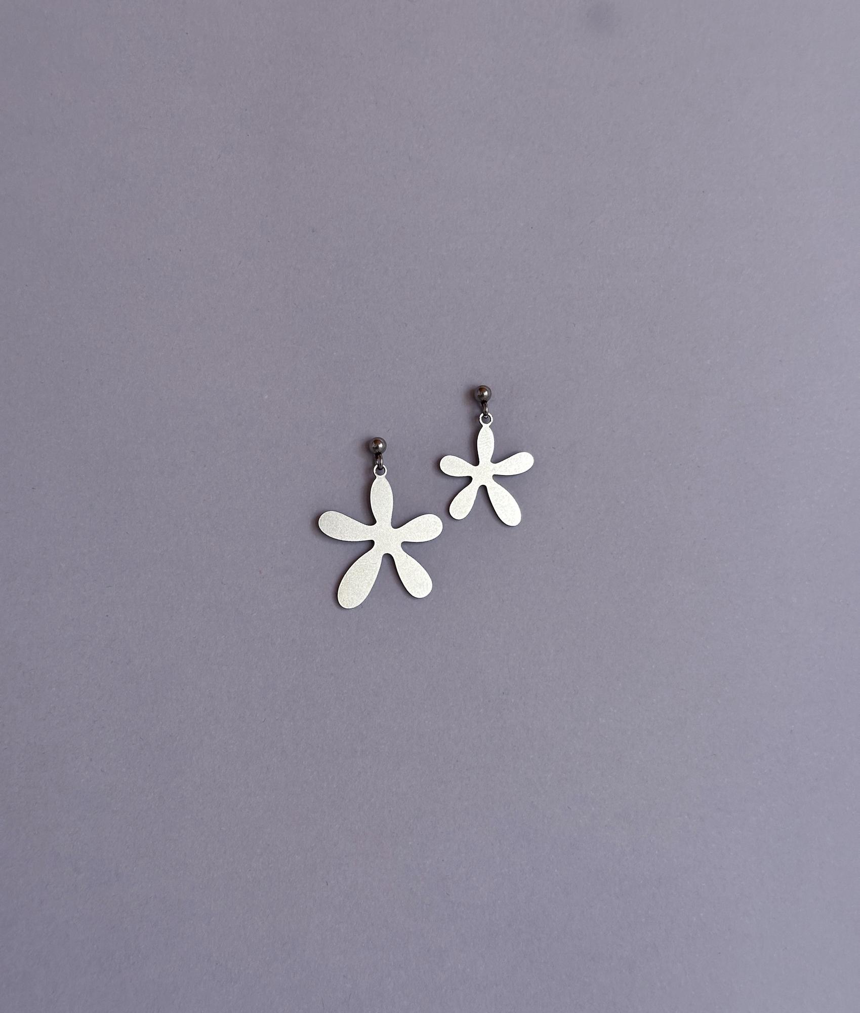 серьги стальные ромашки