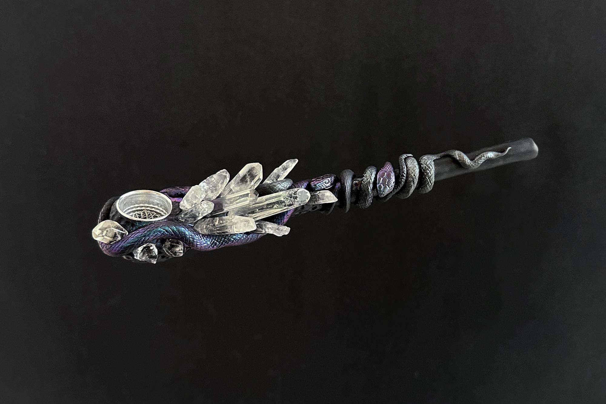 трубка со змеями и горным хрусталем