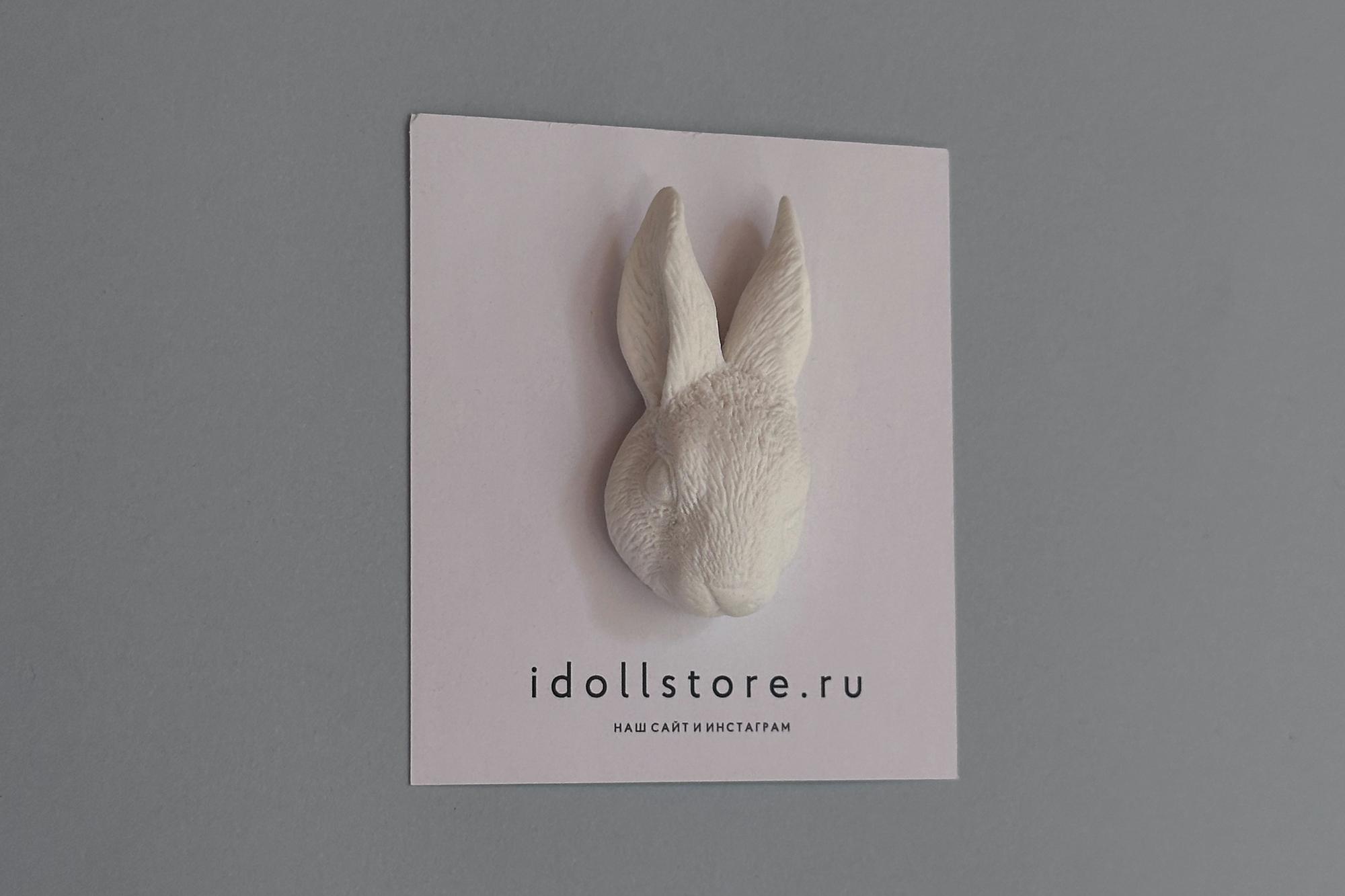 брошь белый кролик