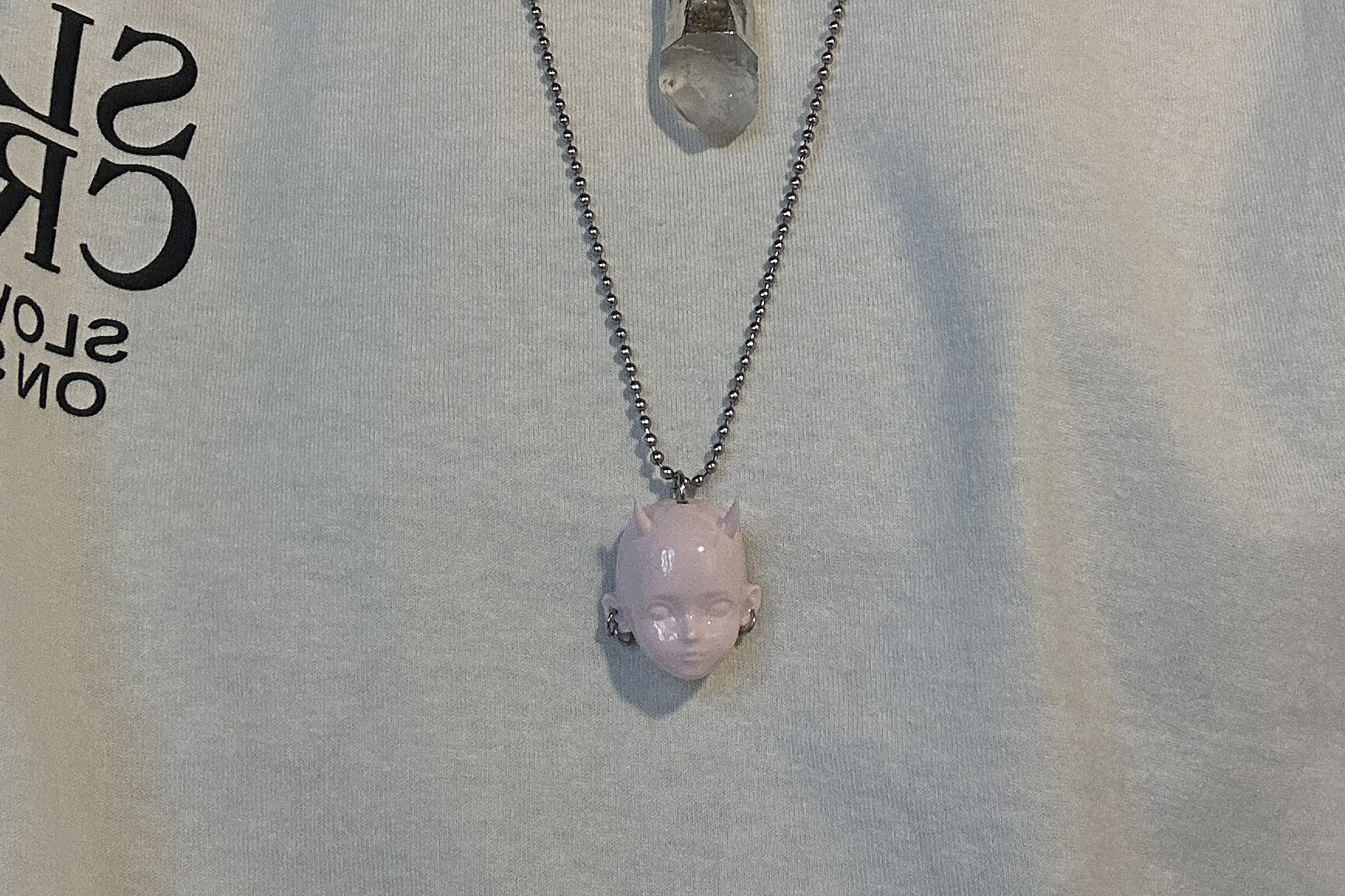 кулон светло-розовый дьяволёнок