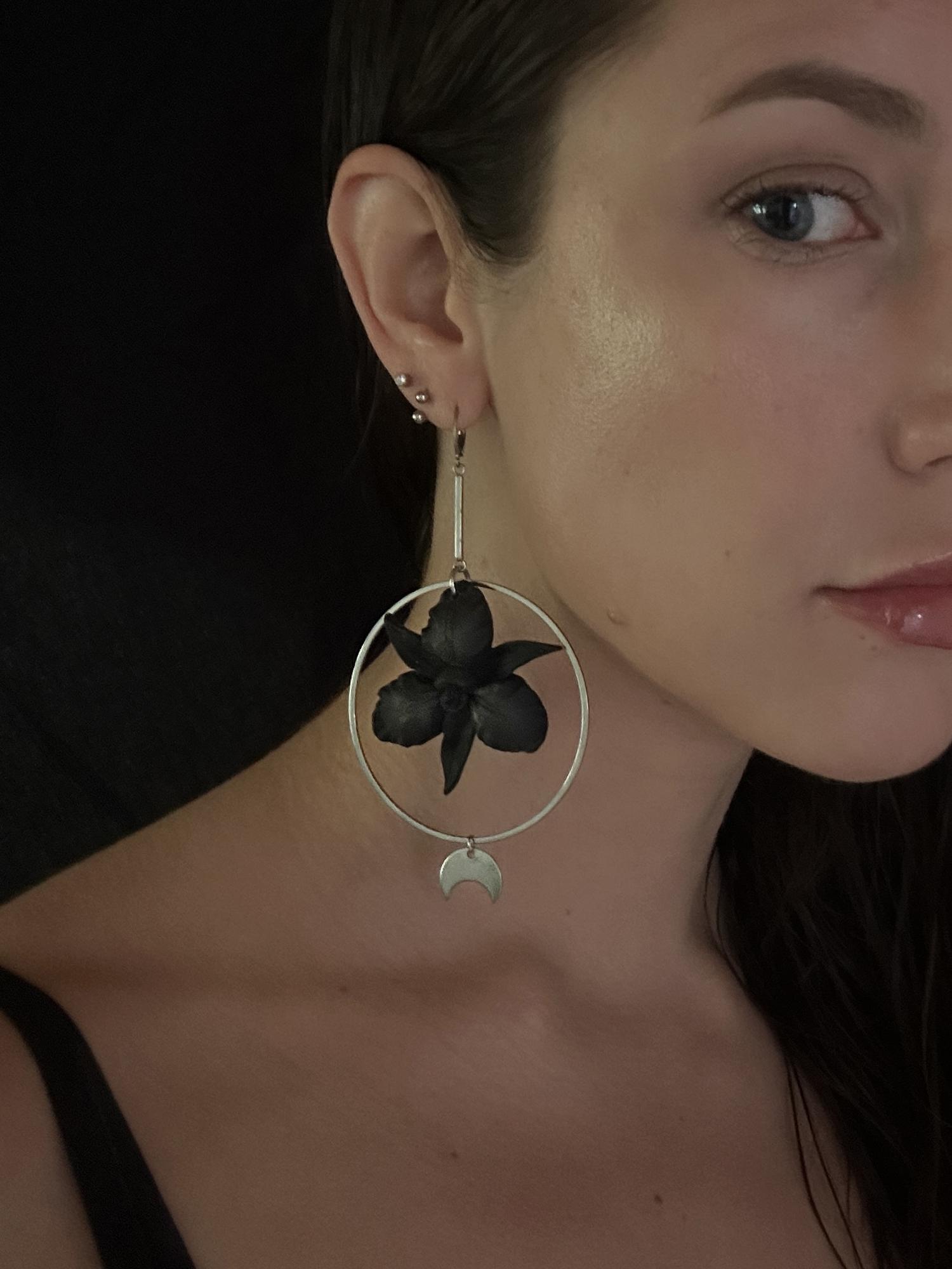 серьги черные орхидеи с кольцами