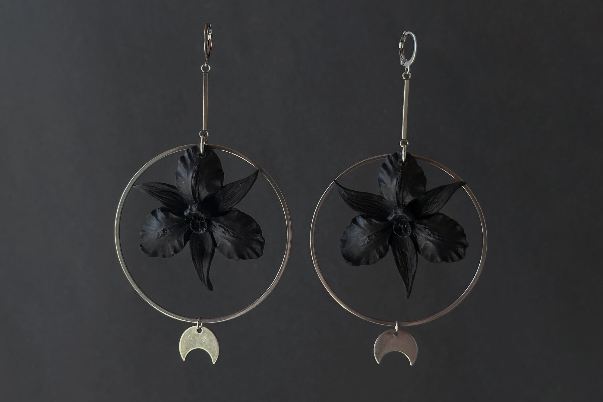 серьги черные орхидеи с кольцами