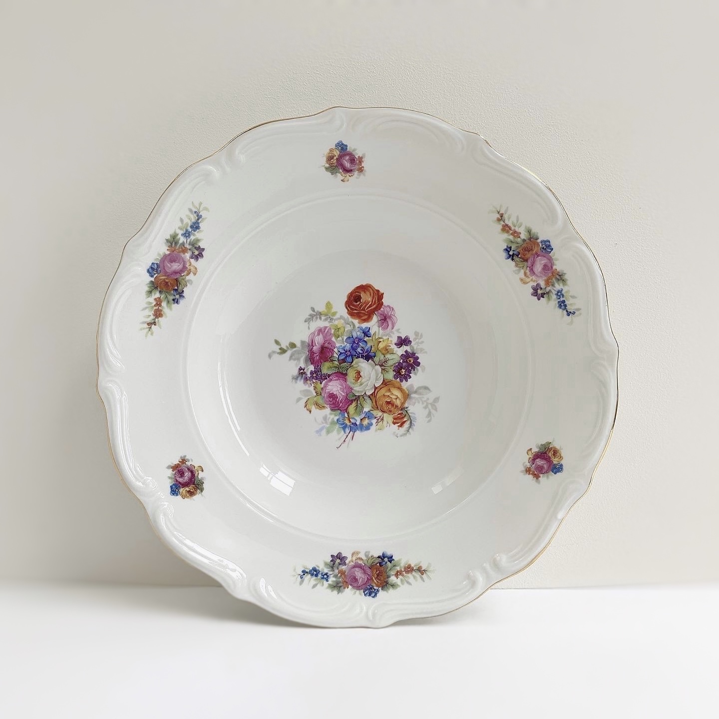 Глубокая фарфоровая тарелка